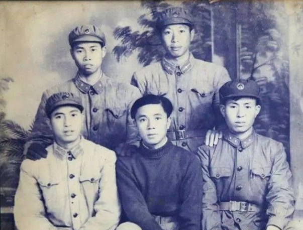 【HEF黨建小課堂100講】第五十三講：被塑造的“完美軍人”？他舍身推開驚馬救下500多人！(圖4)