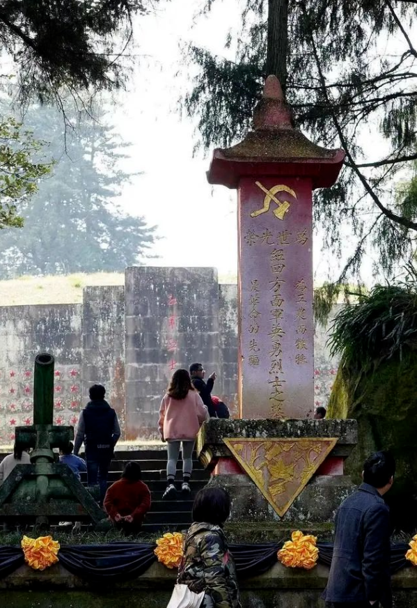 【HEF黨建小課堂100講】第七十三講:這塊紅軍墓碑上的黨徽為什么倒懸?(圖2) 【HEF黨建小課堂100講】第七十三講:這塊紅軍墓碑上的黨徽為什么倒懸?(圖2)