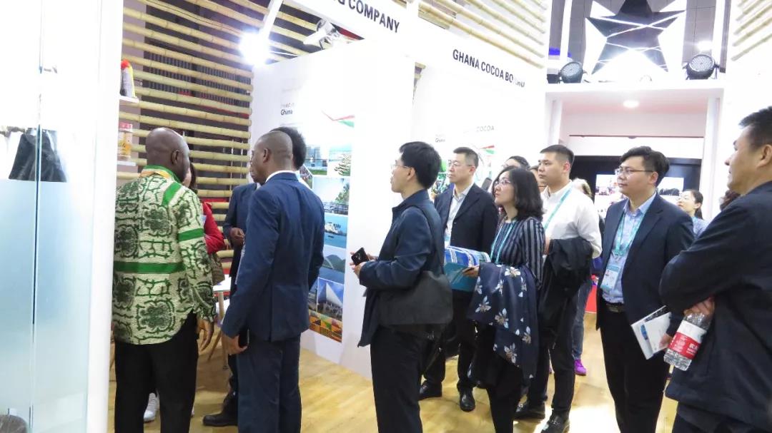 緊跟習大大腳步，聯(lián)合會陪同朝陽區(qū)政府領(lǐng)導參觀進博會國家館(圖5)