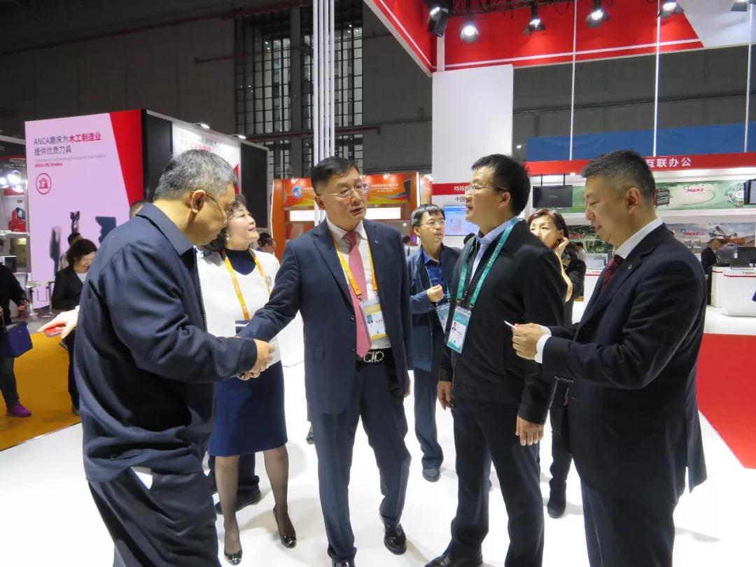 緊跟習大大腳步，聯(lián)合會陪同朝陽區(qū)政府領(lǐng)導參觀進博會國家館(圖7)