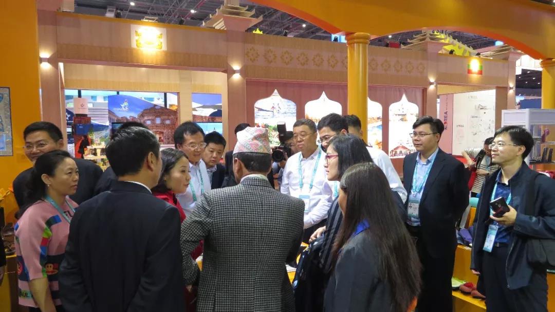 緊跟習大大腳步，聯(lián)合會陪同朝陽區(qū)政府領(lǐng)導參觀進博會國家館(圖3)