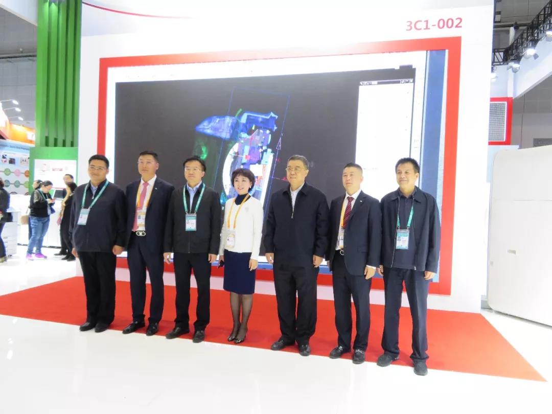 緊跟習大大腳步，聯(lián)合會陪同朝陽區(qū)政府領(lǐng)導參觀進博會國家館(圖6)