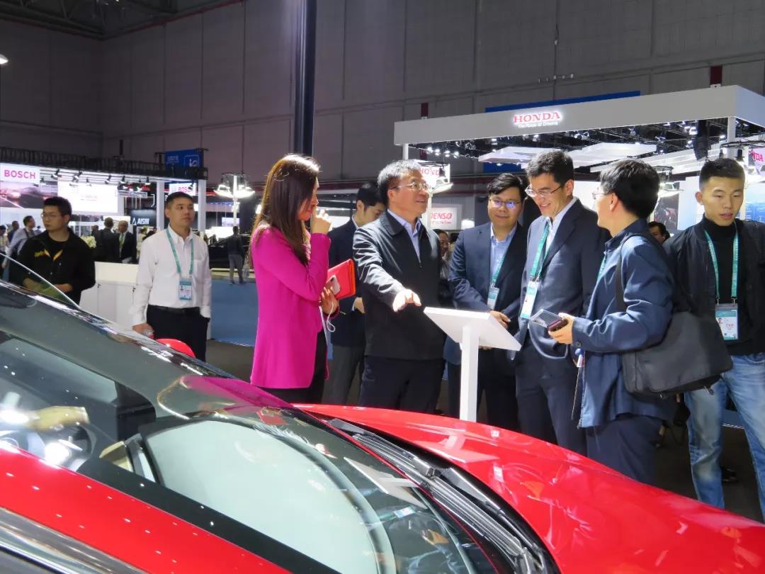 緊跟習大大腳步，聯(lián)合會陪同朝陽區(qū)政府領(lǐng)導參觀進博會國家館(圖9)