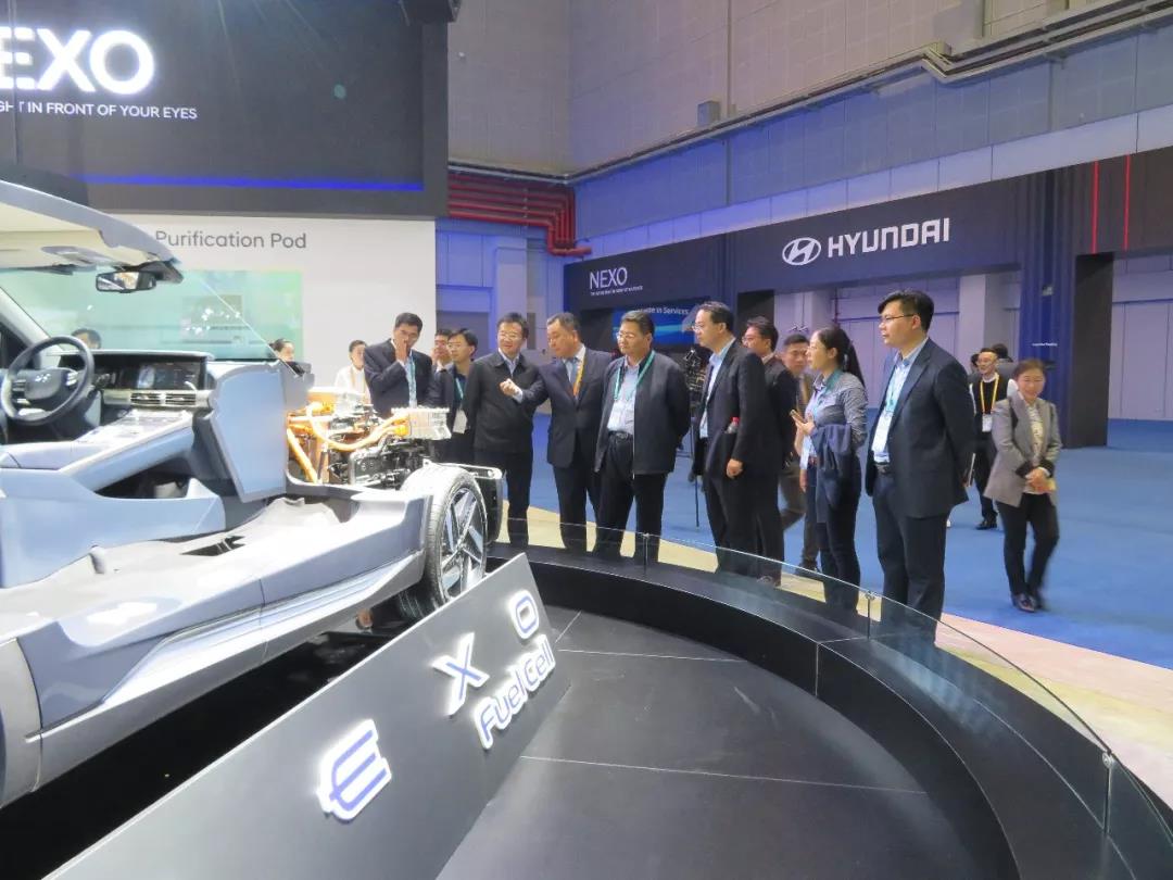 緊跟習大大腳步，聯(lián)合會陪同朝陽區(qū)政府領(lǐng)導參觀進博會國家館(圖10)