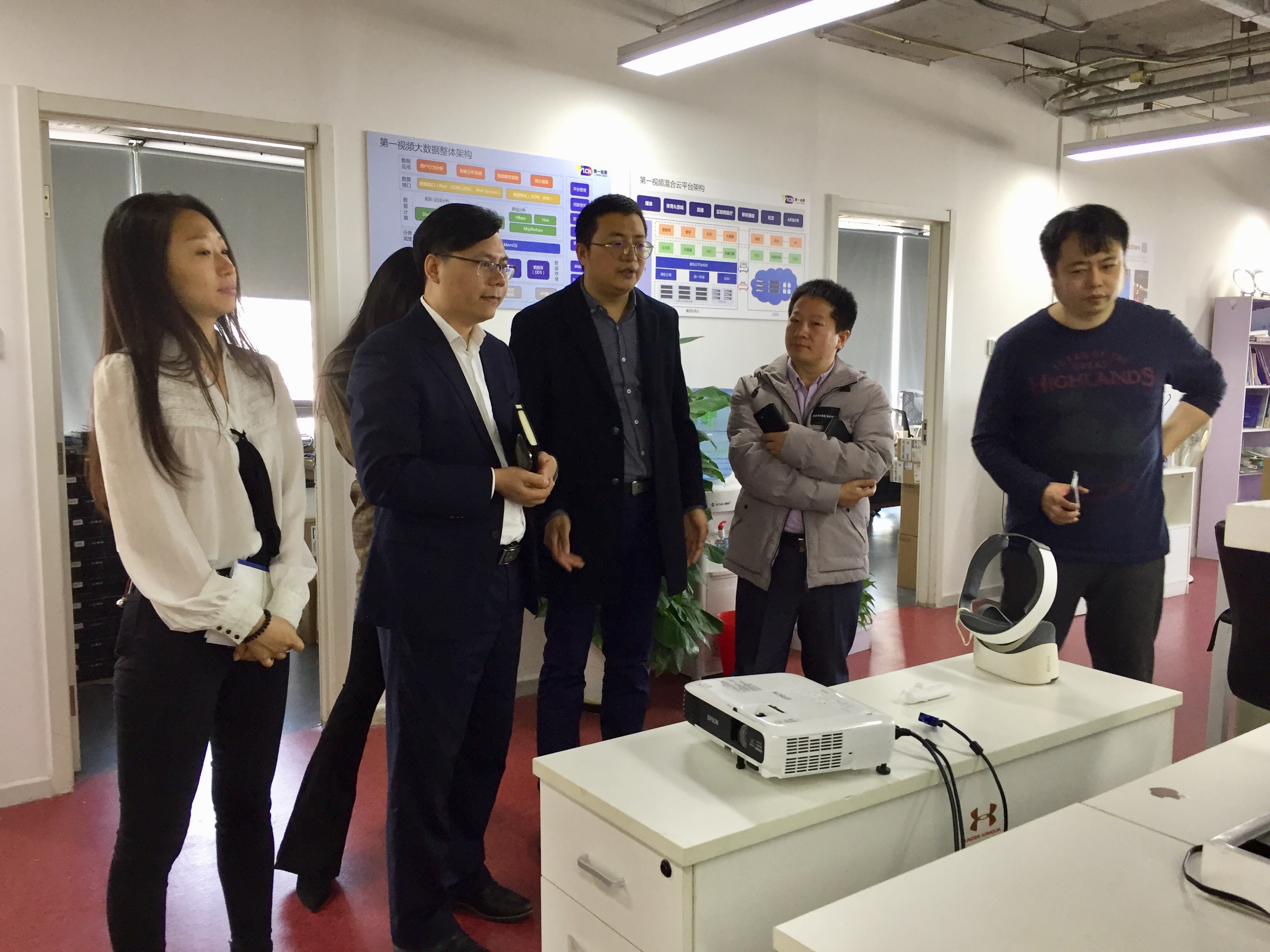 朝陽區(qū)總部企業(yè)聯合會熊申坤秘書長一行走訪第一視頻集團(圖4)