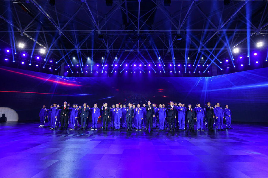 6、嘉賓與五大基地員工代表共同啟動一汽-大眾華北基地.jpg 讓精效 從津始 一汽-大眾華北基地建成投產(圖6)