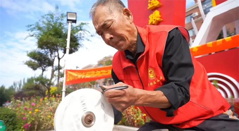 先鋒模范 | 范恩武:七旬“全能型”老人學(xué)雷鋒 服務(wù)群眾不止步(圖1) 先鋒模范 | 范恩武:七旬“全能型”老人學(xué)雷鋒 服務(wù)群眾不止步(圖1)