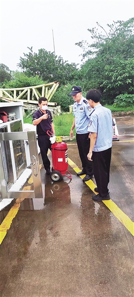 先鋒模范 | 群眾的事他一一記在心里——追記海口市公安局因公犧牲民警陳勇(圖1) 先鋒模范 | 群眾的事他一一記在心里——追記海口市公安局因公犧牲民警陳勇(圖1)