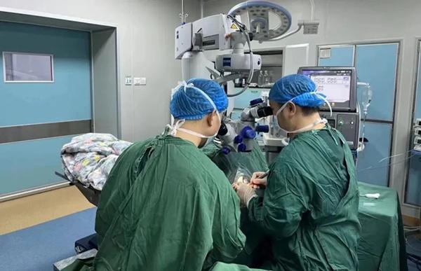 先鋒模范 | 李果:扎根山區的“光明使者”(圖2) 先鋒模范 | 李果:扎根山區的“光明使者”(圖2)