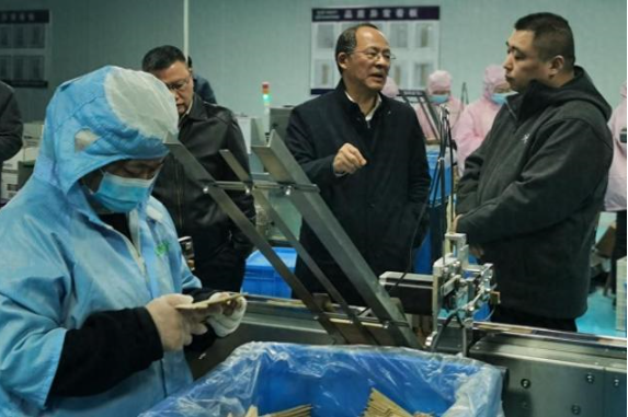 先鋒模范 | 蘭定國:帶著對“三農”的思考和感情履職(圖1) 先鋒模范 | 蘭定國:帶著對“三農”的思考和感情履職(圖1)