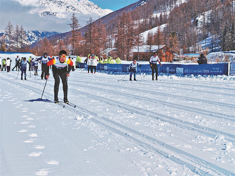 先鋒模范 | 冰城特奧教練張啟麟：“慢教育”讓奇跡雪地綻放(圖1)