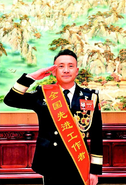 先鋒模范 | 劉鵬:格桑花開映雪山 “雷鋒所長”守平安(圖1) 先鋒模范 | 劉鵬:格桑花開映雪山 “雷鋒所長”守平安(圖1)